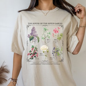 Huis van de zeven gevels literaire bloemengrafiek * Kruidenkunde Floral T-shirt Salem Witch Bookish Merch Gift Gotische literatuur Dark Academia