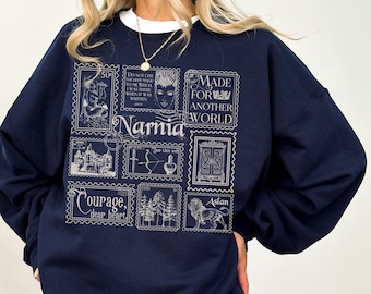 Narnia Briefmarkensammlung Rundhals-Sweatshirt * Löwe Hexe Kleiderschrank CS Louis * Grüße von Narnia Postkarten-Buch Fandom Merch Bücherwurm Geschenk