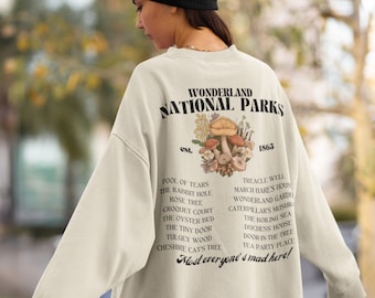 Sudadera con estampado retro minimalista de Wonderland Fictional National Park * Granola Girl Book Merch Booktok Alicia en el espejo Sombrerero loco