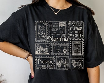 Narnia Briefmarkensammlung T Shirt Tshirt * Löwe Hexe Kleiderschrank CS Louis * Grüße von Narnia Postkarten-Buch Fandom Merch Bücherwurm Geschenk