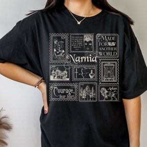 Narnia Stamp Collection Tee Shirt Tshirt * Lion Witch Guardaroba CS Lewis * Saluti da Narnia Cartolina Libro Fandom Merch Regalo libresco