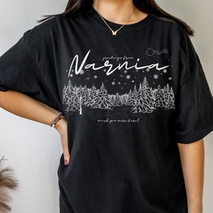 Saluti da Narnia vorrei che tu fossi qui maglietta retrò da cartolina * Regalo di merchandising per amanti dei libri per i lettori * Aslan coraggio caro cuore