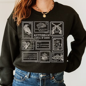 Felpa girocollo della collezione di francobolli Six of Crows * Crow Club Kaz Inej Jesper Saluti da Ketterdam Cartolina Fandom Merch Regalo libresco