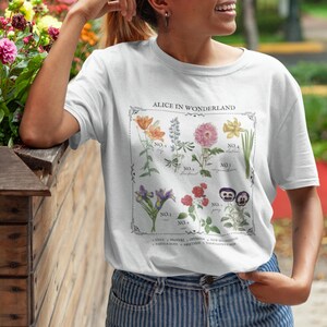Alice in Wonderland bloemengrafiek Herbology Floral botanische T-shirt tshirt * leesgrage boekenwurm cadeau * dichter literatuur shirt * donkere academische wereld