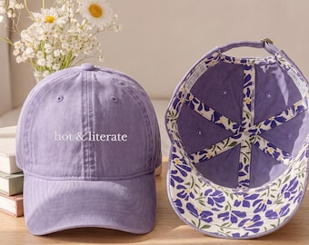 Cappello con coda di cavallo ricamato Hot & Literate, merchandising primaverile a tema floreale per amanti dei libri, romanzi, lettori, insegnanti di inglese, bibliotecari, regalo per appassionati di lettura.