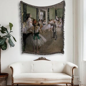 Puede incluir: Un tapiz de pared que presenta una pintura de una clase de ballet. La pintura representa a un grupo de jóvenes bailarinas en tutús blancos, practicando en una gran sala llena de luz. Un instructor masculino se encuentra en el centro de la sala, sosteniendo un bastón.