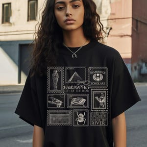 Maglietta della collezione di francobolli della mummia Tshirt * Città dei morti Egitto Rick Evie Saluti da Hamunaptra Cartolina Libro Fandom Merch Regalo libresco