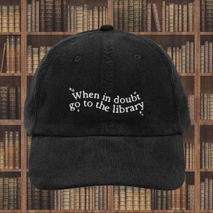 En cas de doute, rendez-vous à la bibliothèque Chapeau brodé en velours côtelé * Soutenez votre bibliothèque locale Bibliophile lisez des livres interdits Rat de bibliothèque Cadeau livresques