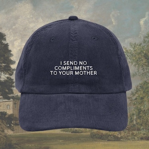 Puede incluir: Una gorra de béisbol de pana azul marino con bordado blanco que dice "No envío cumplidos a tu madre."