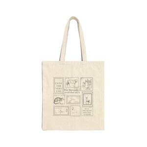 Puede incluir: Una bolsa de tela beige con un estampado gr&aacute;fico en blanco y negro de sellos con animales y el texto "The Marauders established 1977" y "Rule Breakers Mischief Makers".
