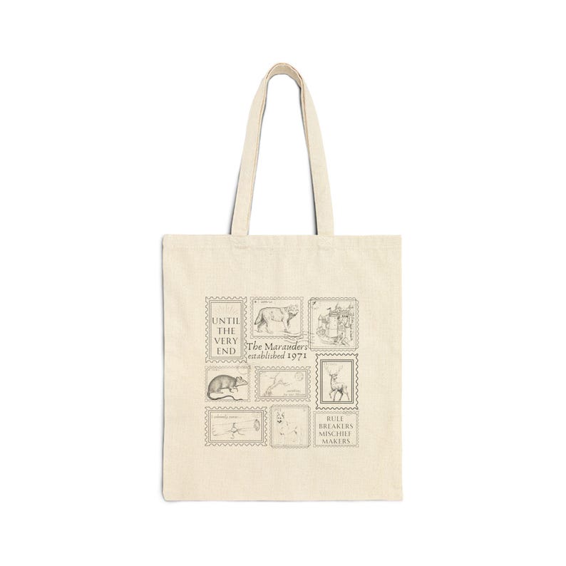 Puede incluir: Una bolsa de tela beige con un estampado gr&aacute;fico en blanco y negro de sellos con animales y el texto "The Marauders established 1977" y "Rule Breakers Mischief Makers".