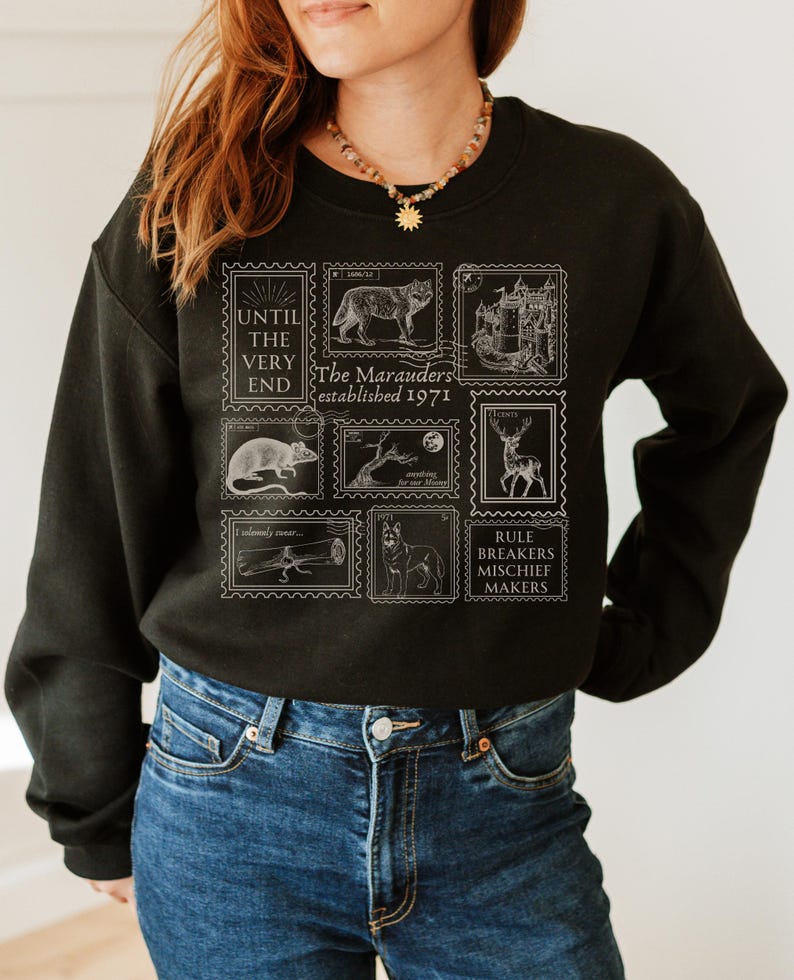 K&ouml;nnte beinhalten: Schwarzer Pullover mit einem wei&szlig;en Grafikdruck von Vintage-Briefmarken mit Illustrationen von Tieren und dem Text "Until the very end, The Marauders established 1971, Rule Breakers Mischief Makers".