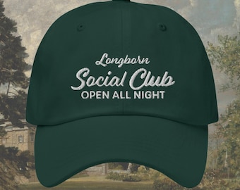 Puede incluir: Una gorra de béisbol verde oscuro con texto bordado en blanco que dice "Longhorn Social Club Open All Night".