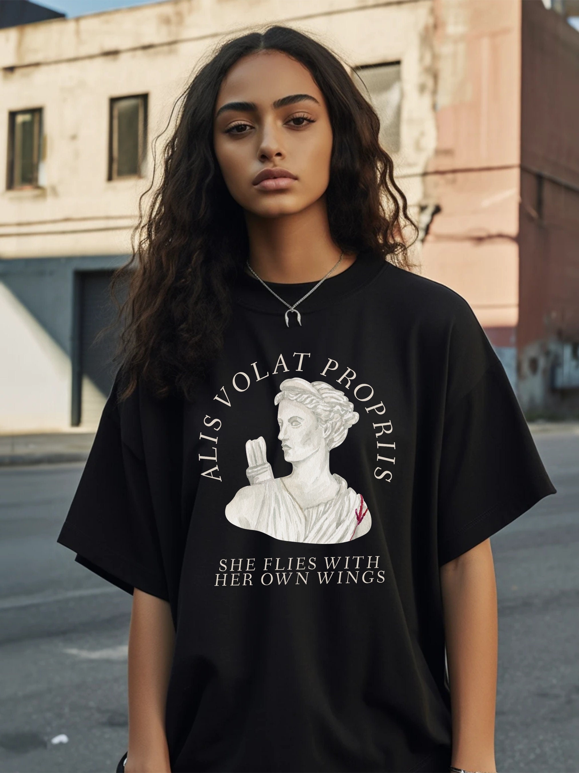 Artemis Göttin griechische Mythologie lateinische Phrase T-Shirt Alis Volat Propriis Fliegt Flügel Dunkle Academia Ästhetik Witchy Wicca Artsy Ästhetik