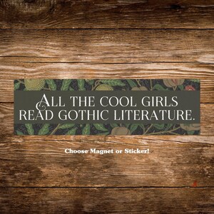 Könnte beinhalten: Ein rechteckiger Magnet oder Aufkleber mit dem Text "ALL THE COOL GIRLS READ GOTHIC LITERATURE." Der Text ist weiß auf einem dunkelgrünen Banner mit floralem Muster. Der untere Teil des Bildes lautet "Choose Magnet or Sticker!"