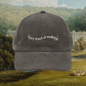 Stolz & Vorurteil Gerne zu Fuß Vintage bestickter Cord Dad-Hut * pemberley mr darcy * Literatur Bücherwurm Geschenk Jane Austen Merch Bild 3