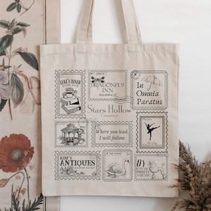 Borsa tote in tela con collezione di francobolli Stars Hollow * Luke's Diner Dragonfly Inn In Omnia Paratus Cartolina Libro Amante Fandom Merch Regalo libresco