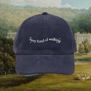 Stolz & Vorurteil Gerne zu Fuß Vintage bestickter Cord Dad-Hut * pemberley mr darcy * Literatur Bücherwurm Geschenk Jane Austen Merch Bild 2