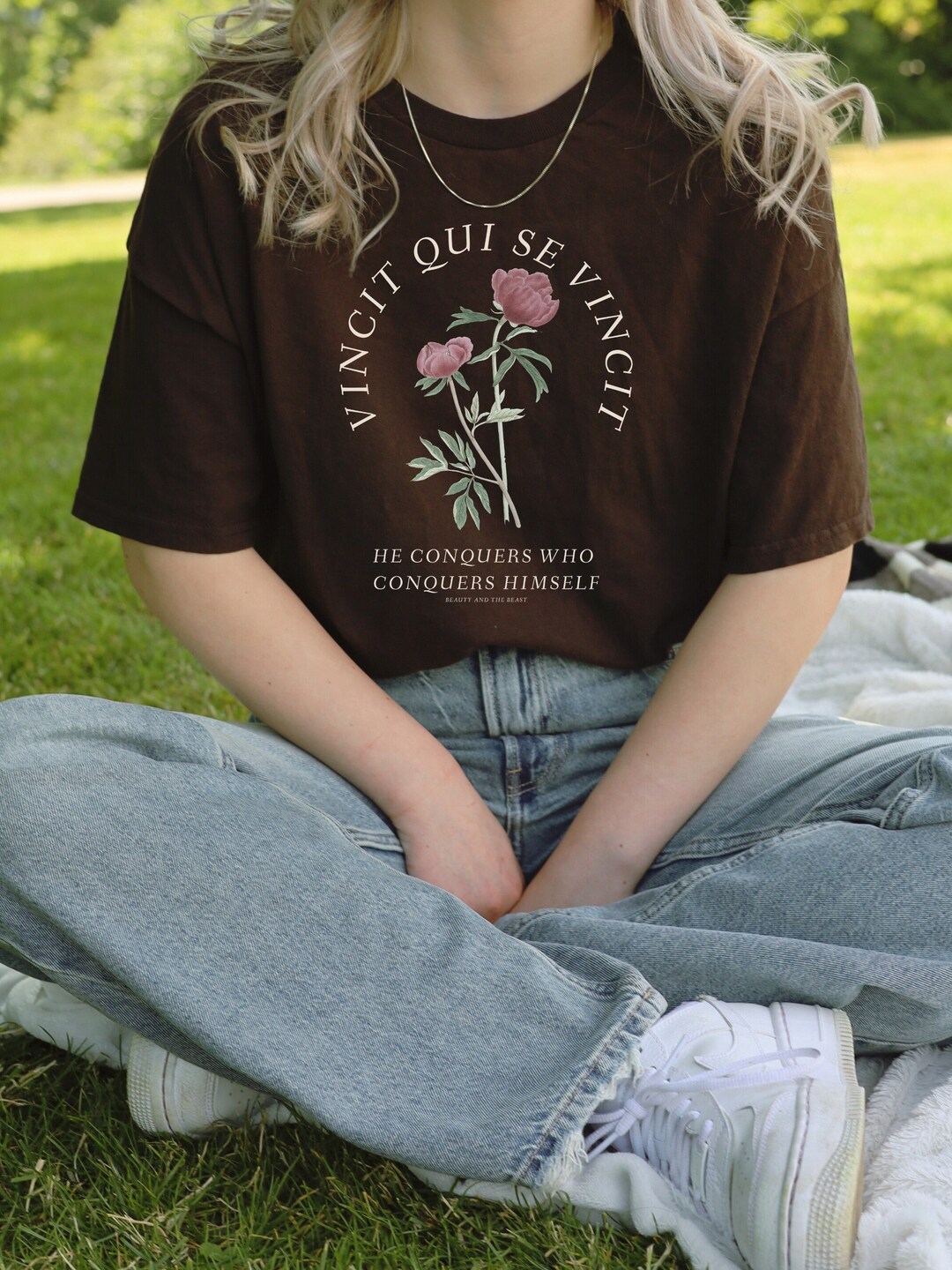 Dark Academia Latin Phrase Vincit Qui Se Vincit Tshirt * Beauty and the ...