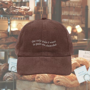 El único dolor que quiero es pain au chocolat, gorra de pana bordada, sombrero de papá * Pinterest, moda, coqueta, estética, acogedor, gourmet, letras onduladas