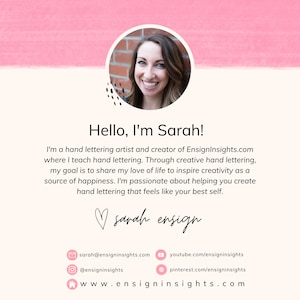 Peut inclure: Une femme sourit et tient une pancarte avec le texte "Hello, I'm Sarah!"  La pancarte comprend &eacute;galement le texte "Je suis une artiste de lettrage &agrave; la main et cr&eacute;atrice d'EnsignInsights.com o&ugrave; j'enseigne le lettrage &agrave; la main. Gr&acirc;ce au lettrage &agrave; la main cr&eacute;atif, mon objectif est de partager mon amour de la vie pour inspirer la cr&eacute;ativit&eacute; comme source de bonheur. Je suis passionn&eacute;e par l'aide que je peux apporter pour vous aider &agrave; cr&eacute;er un lettrage &agrave; la main qui ressemble &agrave; votre meilleur vous-m&ecirc;me."  La pancarte comprend &eacute;galement le texte "sarah ensign" et les coordonn&eacute;es de l'artiste.