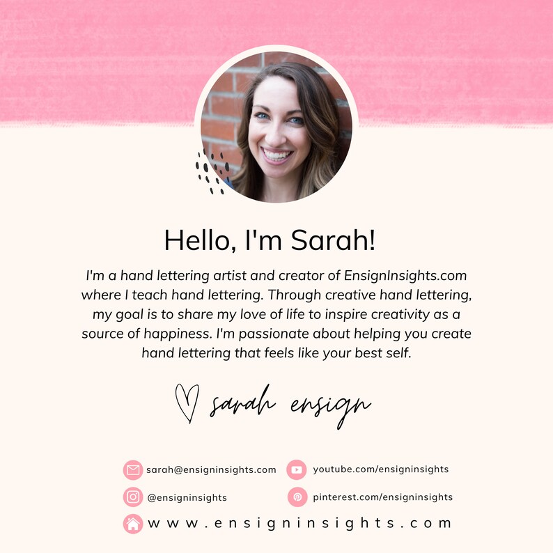 Peut inclure: Une femme sourit et tient une pancarte avec le texte "Hello, I'm Sarah!"  La pancarte comprend &eacute;galement le texte "Je suis une artiste de lettrage &agrave; la main et cr&eacute;atrice d'EnsignInsights.com o&ugrave; j'enseigne le lettrage &agrave; la main. Gr&acirc;ce au lettrage &agrave; la main cr&eacute;atif, mon objectif est de partager mon amour de la vie pour inspirer la cr&eacute;ativit&eacute; comme source de bonheur. Je suis passionn&eacute;e par l'aide que je peux apporter pour vous aider &agrave; cr&eacute;er un lettrage &agrave; la main qui ressemble &agrave; votre meilleur vous-m&ecirc;me."  La pancarte comprend &eacute;galement le texte "sarah ensign" et les coordonn&eacute;es de l'artiste.