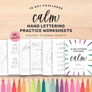 Könnte beinhalten: Ein 25-seitiges Handlettering-Übungsheft mit dem Titel 10 Day Challenge Calm, das 10 Zitate und 10 Journal-Projekte enthält. Die weißen Seiten zeigen verschiedene Schriftstile und Designs, ergänzt durch eine Reihe bunter Stifte am unteren Rand.
