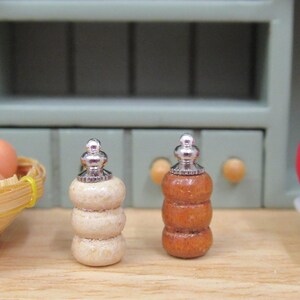 Miniature Salt & Pepper Grinder Mills Dolls House Kitchen Accessories 1:12th Scale