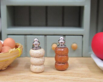 Miniature Salt & Pepper Grinder Mills Dolls House Kitchen Accessories 1:12th Scale