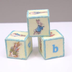 ドールハウス用おもちゃブロック ピーターラビット 3個セット クリームブルー 保育園 プレイルーム 1:12スケール