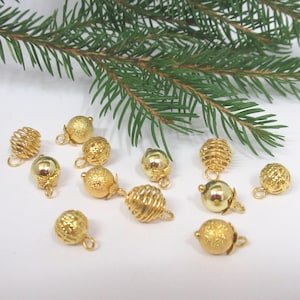 Dolls House Christmas Tree Decorations 12 Gold Coloured Baubles Miniature Ornaments 1:12th Scale