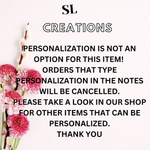 Puede incluir: Un fondo blanco con flores rosas y un texto negro superpuesto que dice "SL Creations" y "&iexcl;La personalizaci&oacute;n no es una opci&oacute;n para este art&iacute;culo! Los pedidos que indiquen este tipo de personalizaci&oacute;n en las notas ser&aacute;n cancelados. Por favor, echa un vistazo a nuestra tienda para otros art&iacute;culos que se pueden personalizar. Gracias."