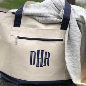 Personalized Embroidered Monogram Tote Bag Zipper Pocket, Canvas Tote Bag Gift for Mom on Mother&#39;s Day, Teacher Gift, Grad Gift