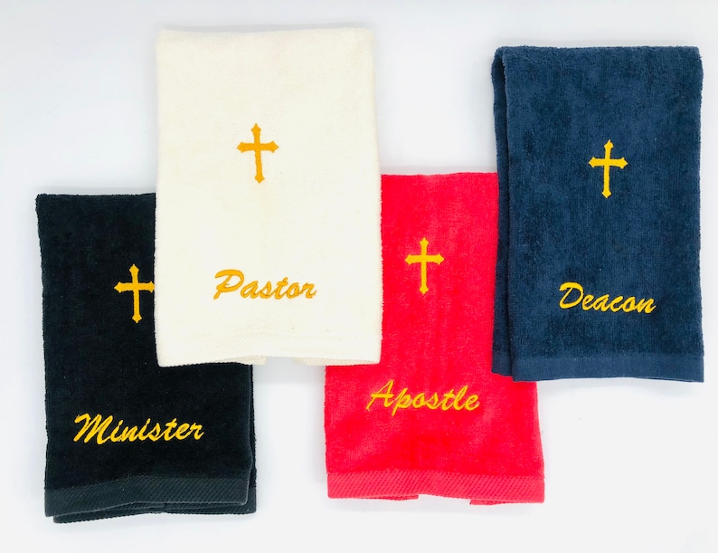 Puede incluir: Cuatro toallas blancas, negras, rojas y azules con cruces bordadas y las palabras "Pastor", "Ministro", "Ap&oacute;stol" y "Di&aacute;cono".