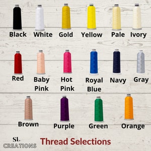 Puede incluir: Una tabla de colores de hilo con los nombres de cada color enumerados debajo de las bobinas de hilo. Los colores incluyen negro, blanco, dorado, amarillo, marfil p&aacute;lido, rojo, rosa beb&eacute;, rosa intenso, azul real, azul marino, gris, marr&oacute;n, morado, verde y naranja.