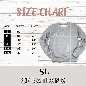 Puede incluir: Tabla de tallas para una sudadera gris con medidas en pulgadas para el pecho y la longitud. Las tallas incluyen S, M, L, XL, 2XL y 3XL. La tabla est&aacute; etiquetada como "Size Chart" y "SL Creations".