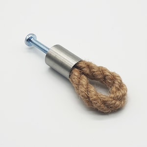 Op de afbeelding: Een zilveren metalen kastknop met een bruine touwlus. Het touw is gedraaid en geknoopt om een handvat te vormen.