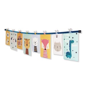 Peut inclure: Une ficelle bleue avec des clips tenant des cartes colorées avec des illustrations d'animaux et du texte. Les cartes disent "Hi", "Woof", "Cute", "Little Cool Dino", et "Roar!"