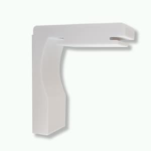 Puede incluir: Soporte de esquina de plástico blanco con un diseño curvo. El soporte tiene una ranura en la parte superior para sujetar un estante u otro objeto.