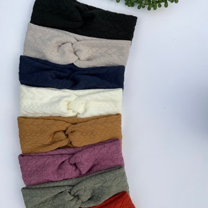 Puede incluir: Un conjunto de ocho diademas anudadas en varios colores, incluyendo negro, beige, azul marino, blanco, marr&oacute;n, morado, verde y rojo. Las diademas est&aacute;n hechas de una tela suave y texturizada.