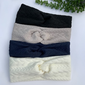 Puede incluir: Cuatro diademas de punto en diferentes colores: negro, beige, azul marino y blanco. Las diademas est&aacute;n todas retorcidas en el centro y tienen un patr&oacute;n de punto de cable.