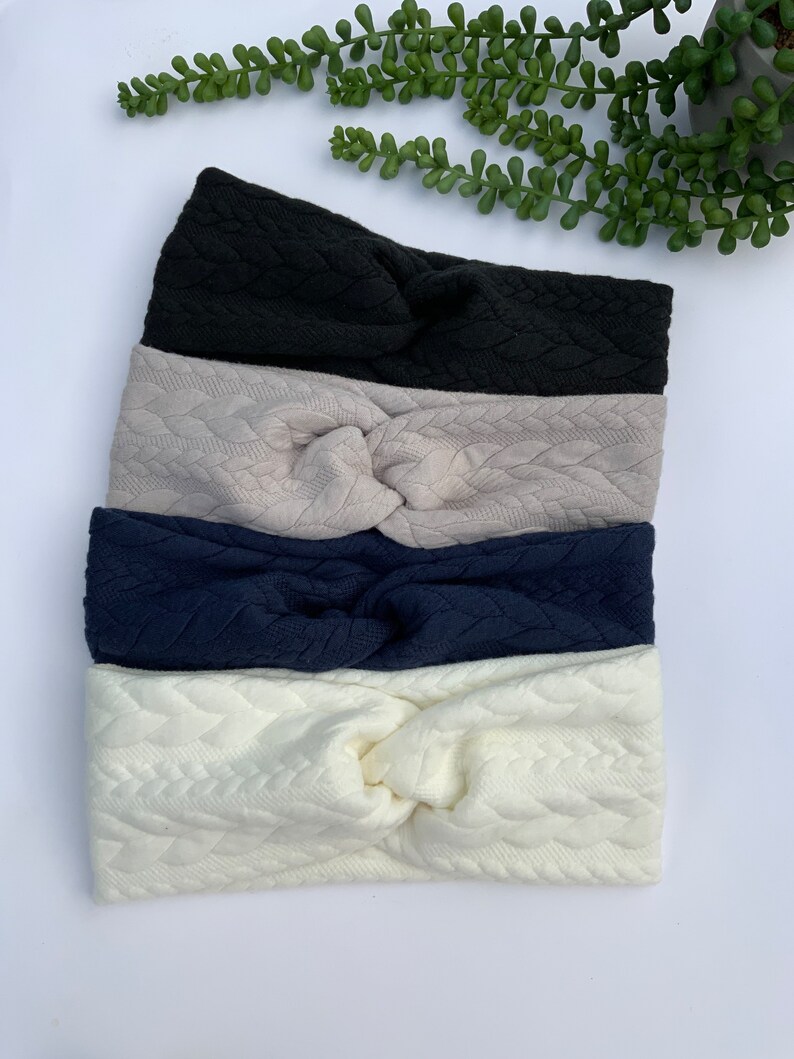 Puede incluir: Cuatro diademas de punto en diferentes colores: negro, beige, azul marino y blanco. Las diademas est&aacute;n todas retorcidas en el centro y tienen un patr&oacute;n de punto de cable.