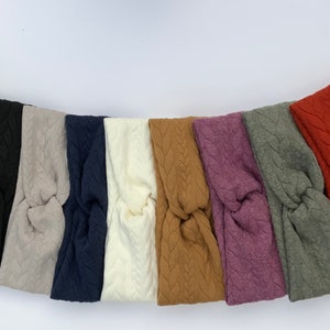 Puede incluir: Ocho diademas de punto en varios colores, incluyendo negro, beige, azul marino, blanco, marr&oacute;n, morado, gris y naranja. Las diademas tienen un patr&oacute;n de punto de cable y est&aacute;n anudadas.