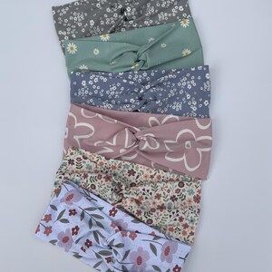 Pu&ograve; includere: Sei fasce per capelli in tessuto con motivi floreali. Le fasce presentano un design a nodo attorcigliato e sono in tonalit&agrave; di grigio, verde, blu, rosa e bianco. Ogni fascia &egrave; decorata con diverse stampe floreali.