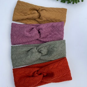 Puede incluir: Cuatro diademas de punto en diferentes colores: amarillo mostaza, malva, verde oliva y naranja &oacute;xido. Las diademas est&aacute;n hechas con un patr&oacute;n de punto de cable y tienen un nudo retorcido en el centro.