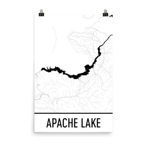 Könnte beinhalten: Ein Schwarz-Weiß-Kartendruck des Apache Lake, Arizona. Der See ist in Schwarz dargestellt, mit umliegenden Wasserwegen in Grau. Die Worte "APACHE LAKE" sind in fetter, schwarzer Schrift am unteren Rand des Drucks gedruckt. Der Druck wird von zwei schwarzen Büroklammern gehalten.