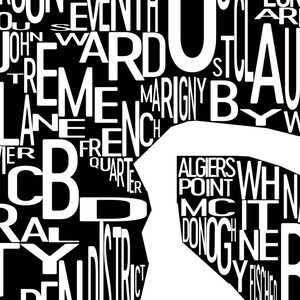 Peut inclure: Impression d'art de mots en noir et blanc mettant en sc&egrave;ne les noms des quartiers de la Nouvelle-Orl&eacute;ans, en Louisiane. Les mots sont dispos&eacute;s dans un design fluide et abstrait, cr&eacute;ant une repr&eacute;sentation unique et artistique de la ville.