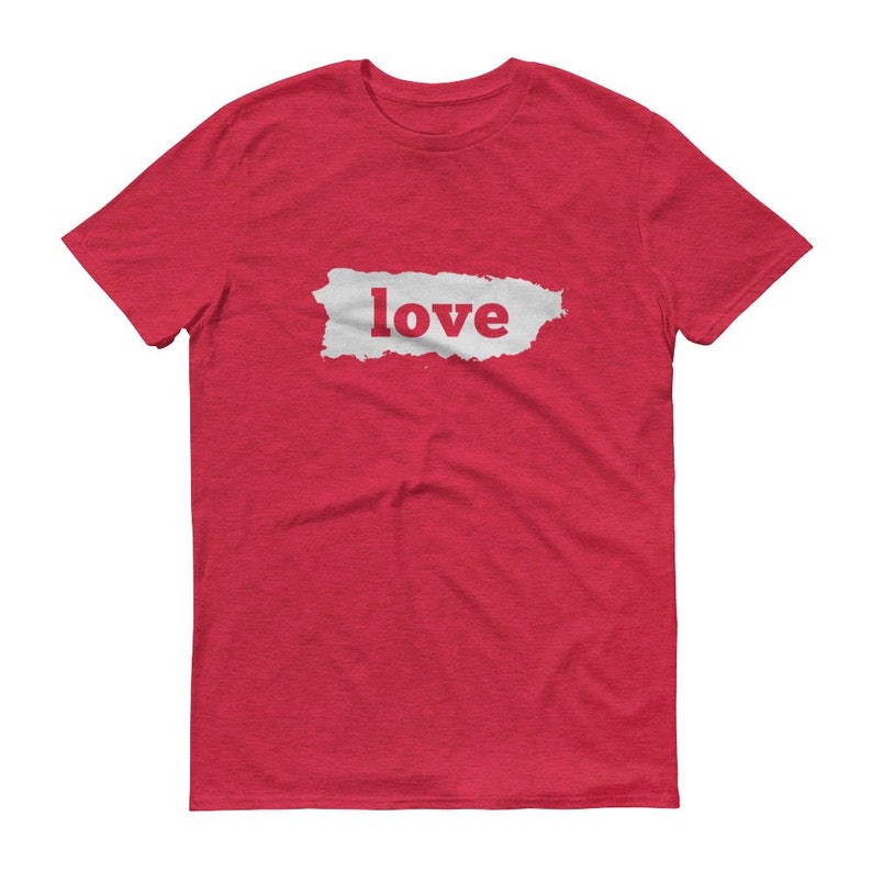 Puede incluir: Camiseta roja con la palabra "love" en un rect&aacute;ngulo blanco. La palabra "love" est&aacute; en fuente roja. La camiseta es de cuello redondo.