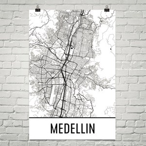 Pode incluir: Um mapa preto e branco de Medellín, Colômbia. O mapa mostra as ruas e os bairros da cidade. A palavra "Medellín" está impressa em preto na parte inferior do mapa.