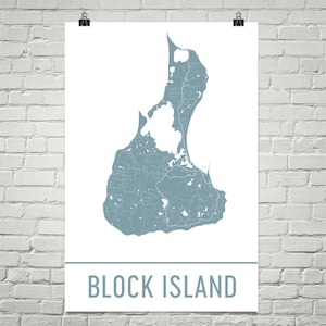 Könnte beinhalten: Ein blauer und weißer Kartenabdruck von Block Island. Die Karte zeigt die Straßen und die Küste der Insel.